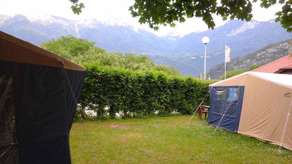 Camping Les Champs Fleuris Hotel Duingt Exterior foto