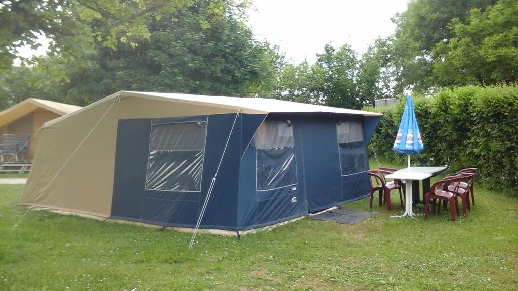 Camping Les Champs Fleuris Hotel Duingt Exterior foto